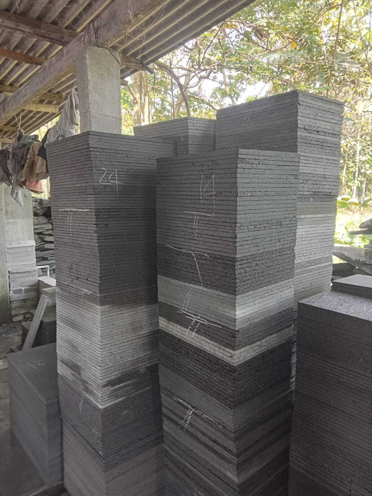 Batu Candi dengan tekstur klasik untuk dinding eksterior dan landscape tradisional