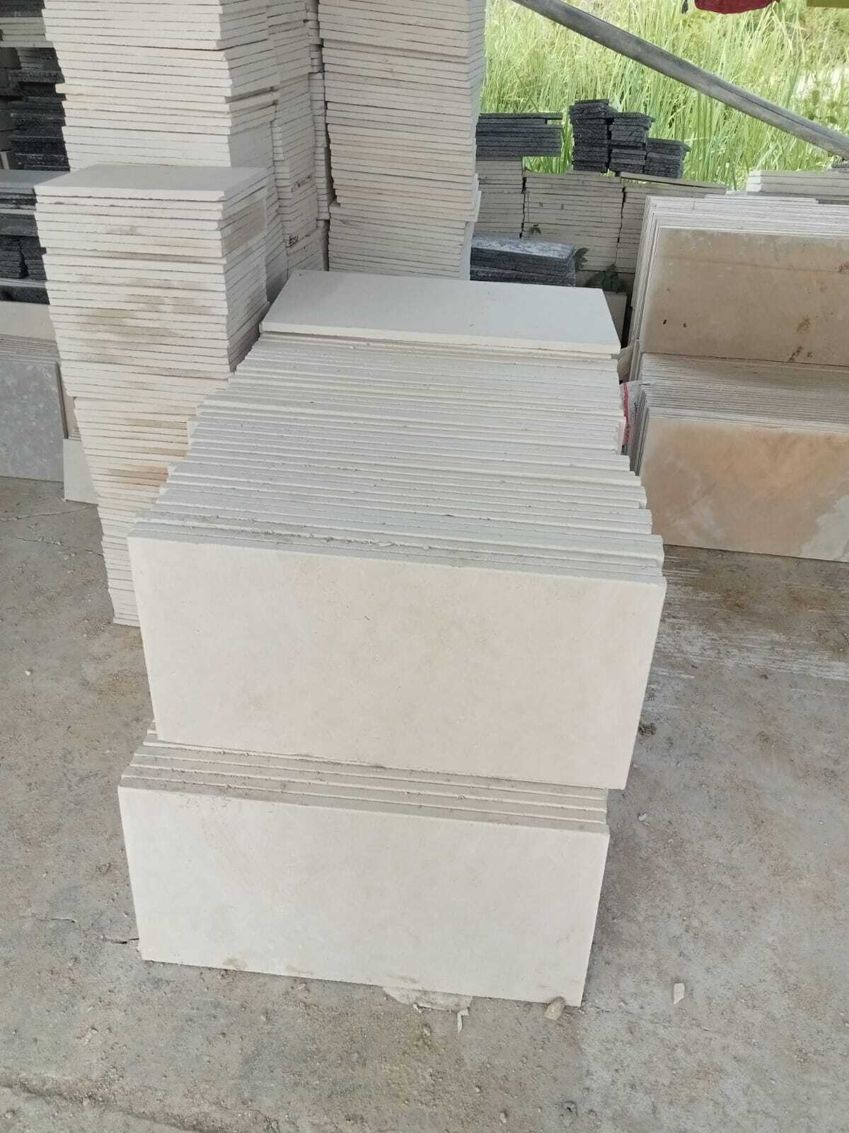 Batu Putih Super grade A dengan finishing premium untuk hotel dan showroom mewah